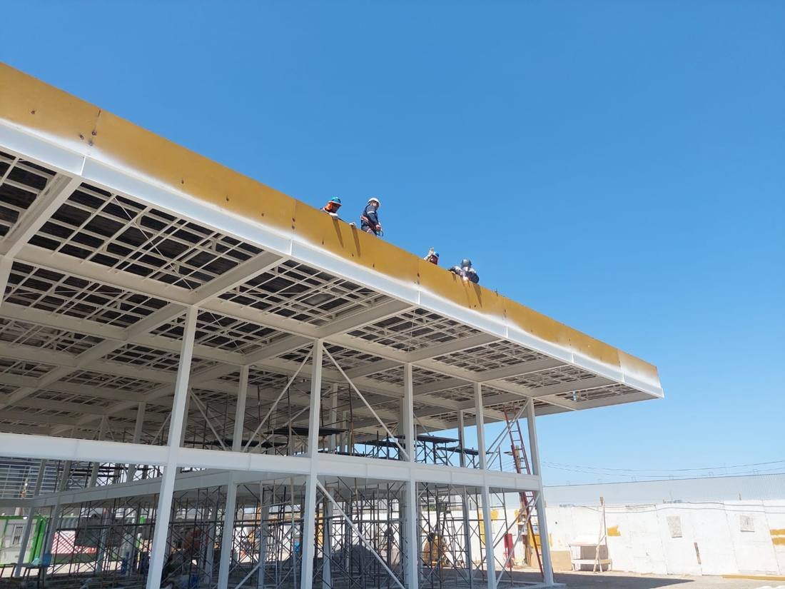 Techumbre metálica terminada del proyecto comercial