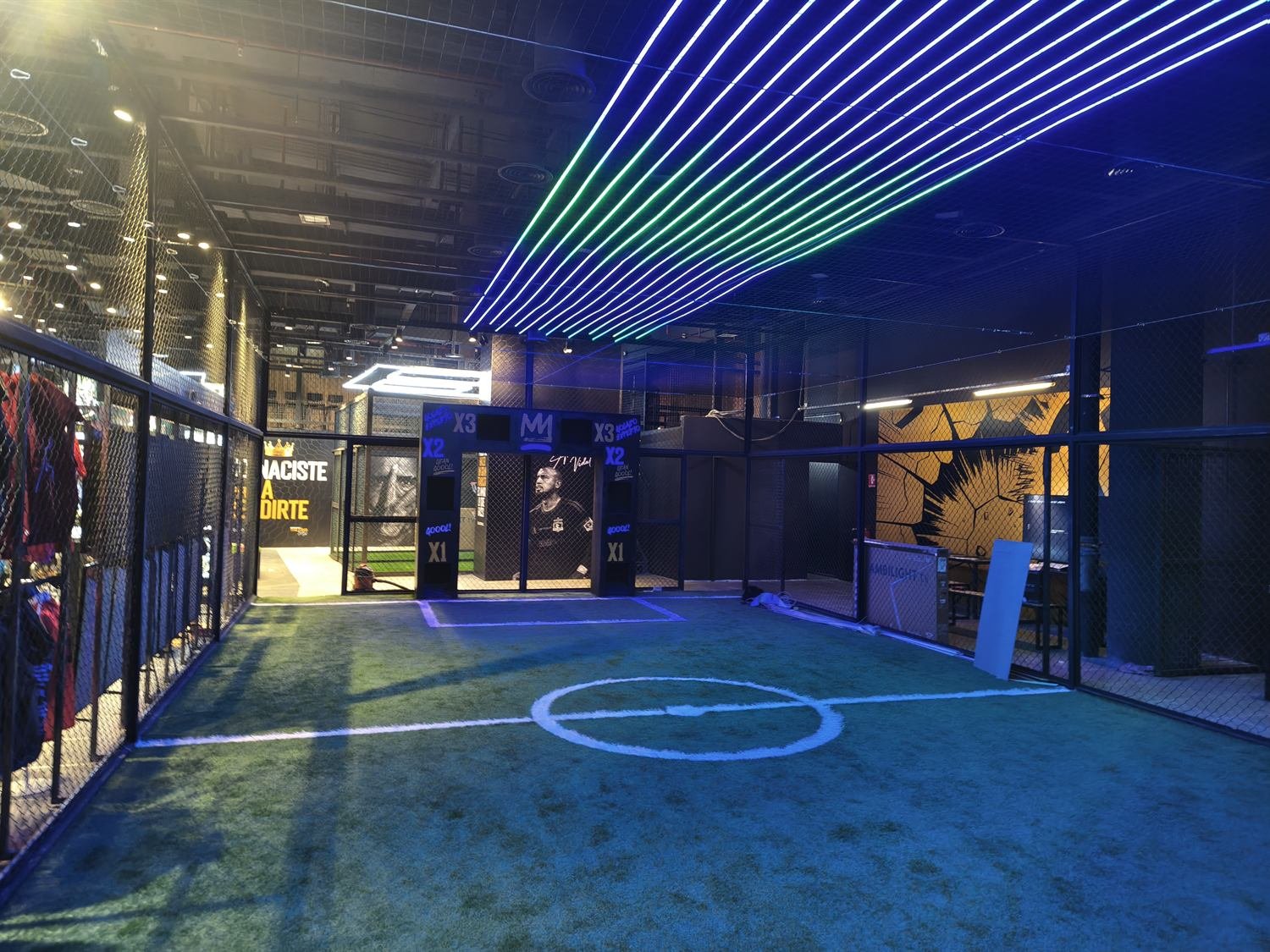 Cancha techada terminada, con estructura metálica, mallas e iluminación LED