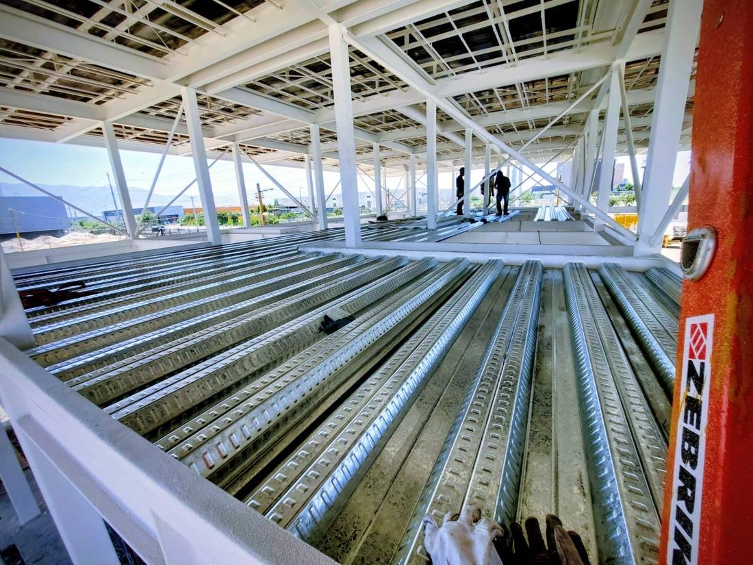 Instalación de plancha colaborante sobre vigas metálicas