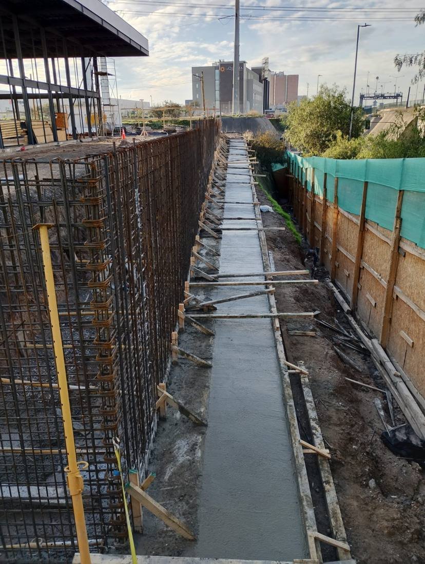Enfierradura de muro de contención dentro de la excavación