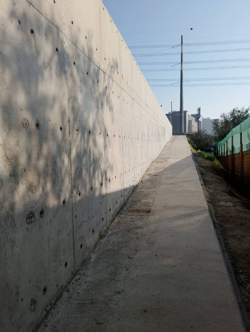 Muro de contención de hormigón armado ya desmoldado